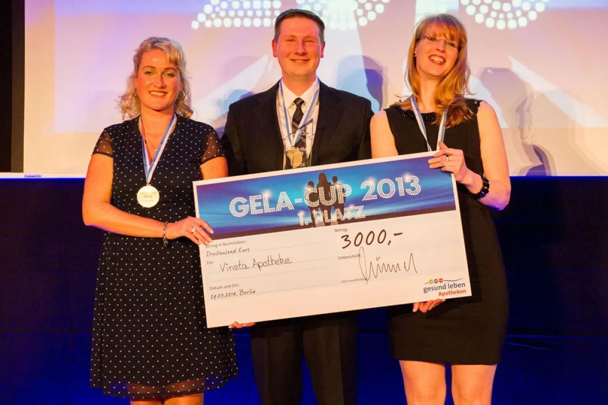 Die strahlenden Gewinnerinnen des 1. Platzes Sandra Dassow und Sandra Hollatz mit Apothekenleiter Th