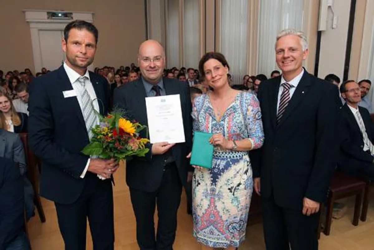 Prof. Dr. Mario Städtgen (2.v.l.), nahm die Ernennungsurkunde aus den Händen von Prof. Dr. Tina Nehl