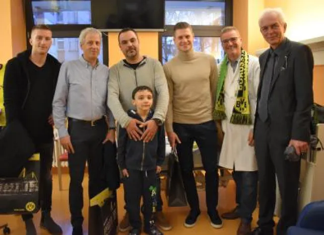 Bild: Geschenke vom Tabellenführer: BVB besucht schwerkranke Kinder im Westf. Kinderzentrum