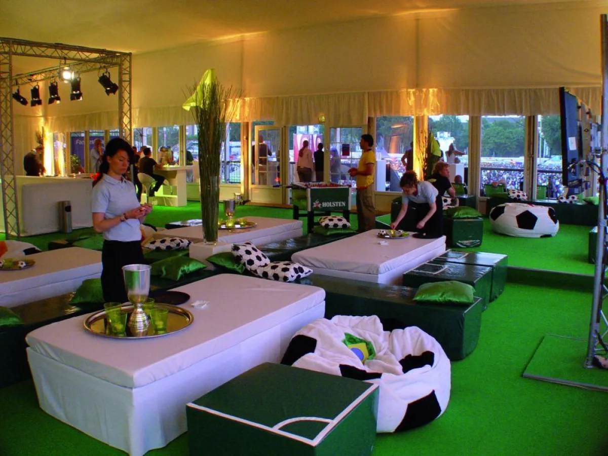 In einer Fußball-Lounge lässt sich die WM stilecht genießen.