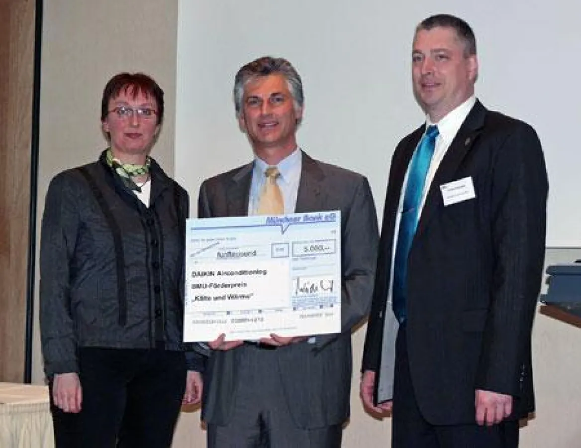 Xavier Feys (Mi.), Managing Director DAIKIN Airconditioning Germany GmbH, Astrid Klug, Parlamentarische Staatssekretärin des BMU und  Dipl.-Ing. Frank Heuberger, Bundesinnungsmeister (BIV)