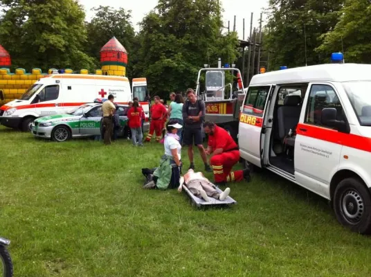 Bild: Seefest der DLRG Oberschleißheim ein großer Erfolg: Blaulicht und Erste Hilfe, Kinderspaß und Holzkohle-Grill