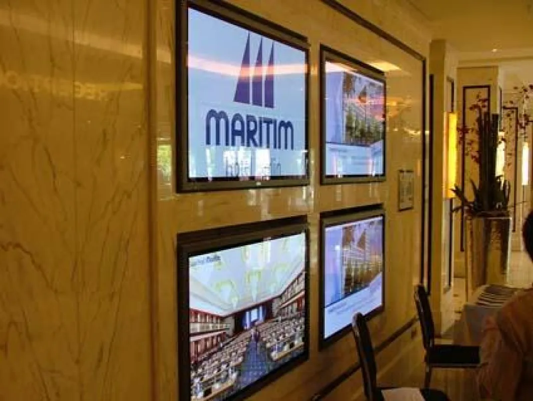 50 Zoll Plasma Displays informieren die Gäste und Besucher des MARITIM Hotel Berlin
