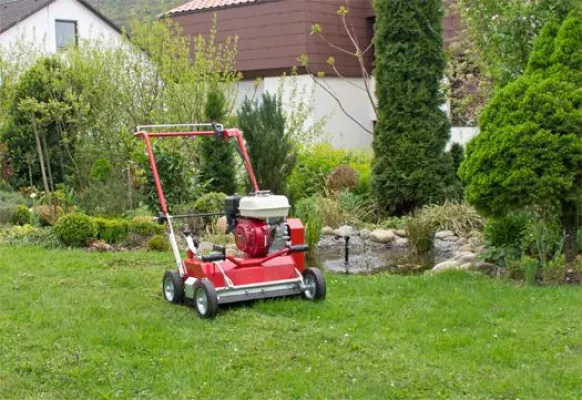 Bild: Mein schöner Rasen: Handgeführte Profi-Vertikutierer von ECHO Motorgeräte