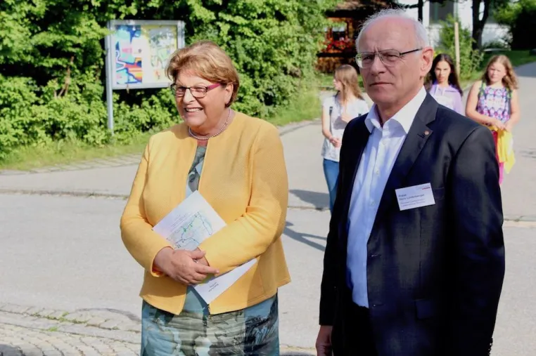 Bild: Hoher politischer Besuch im Caritas Kinderdorf.