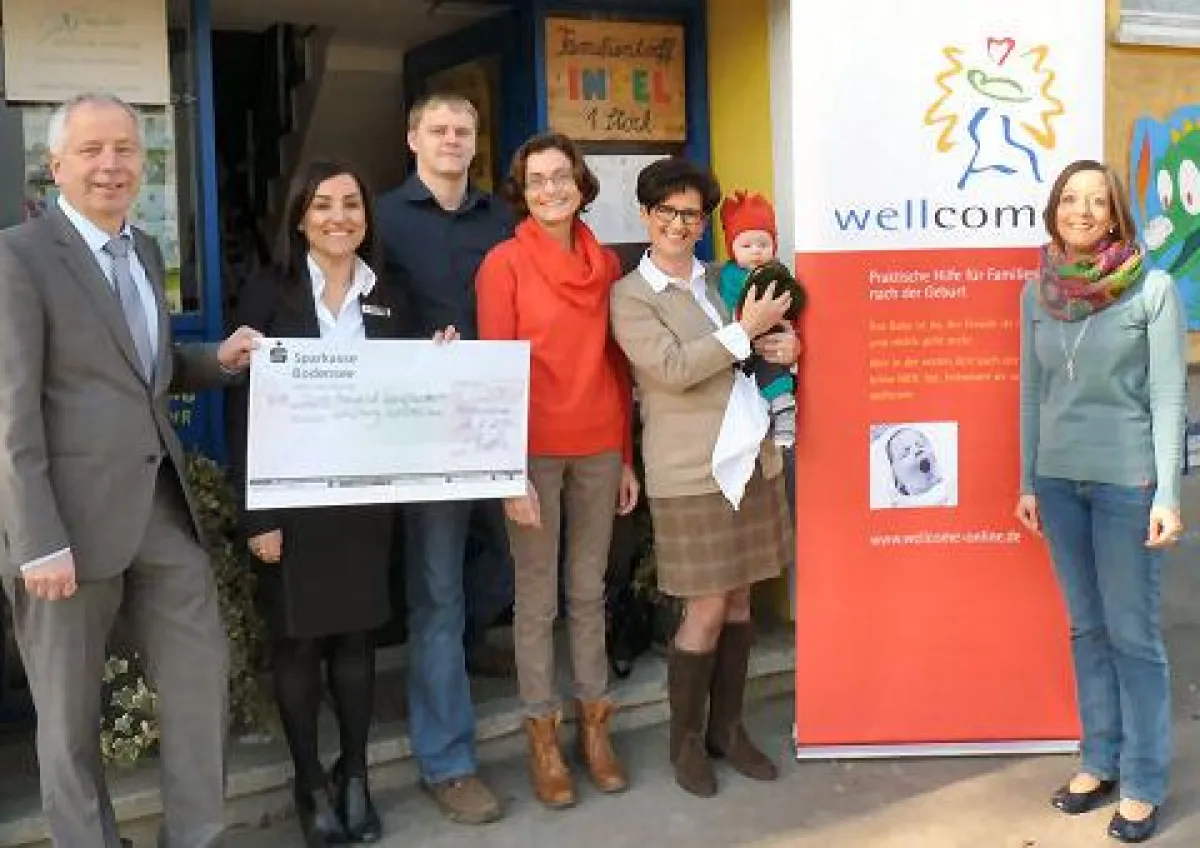 Patrizia Navatta, stellv Filialdirektorin Sparkasse Bodensee (2.v.l.), überreicht den Spendenscheck