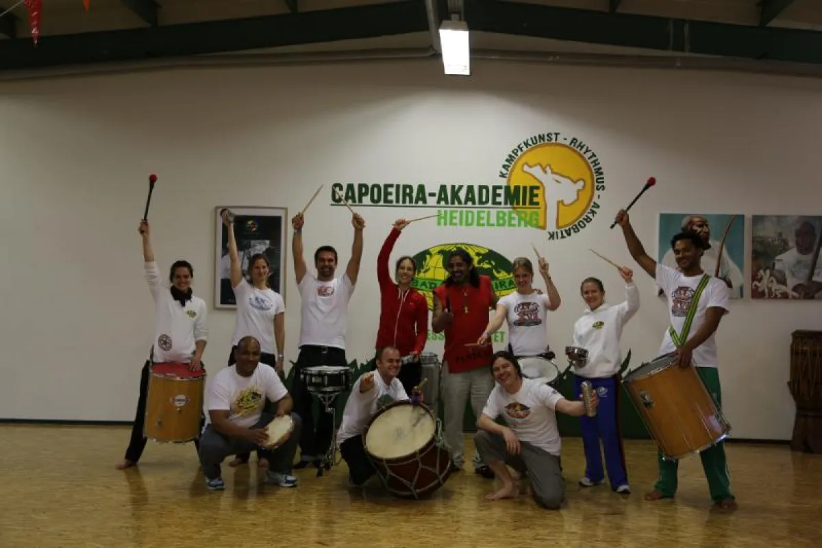 Ritmos do Brasil mit Edison Tadeu da Silva (Mitte) in der Capoeira-Akademie Heidelberg.