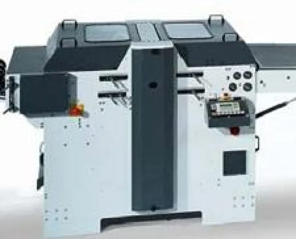 Stanzen mit drei Nutzen A4 gleichzeitig Bild: Stanzen mit drei Nutzen A4 gleichzeitig