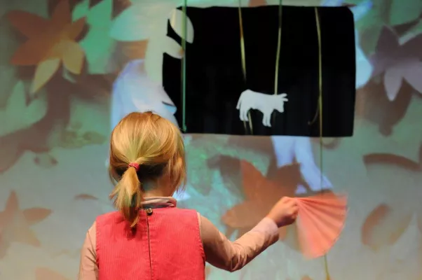 Bild: Tierisch gute Musik, spanische Rhythmen und Papiertheater im mini.musik Kinderkonzert „Ferdinand der Stier“