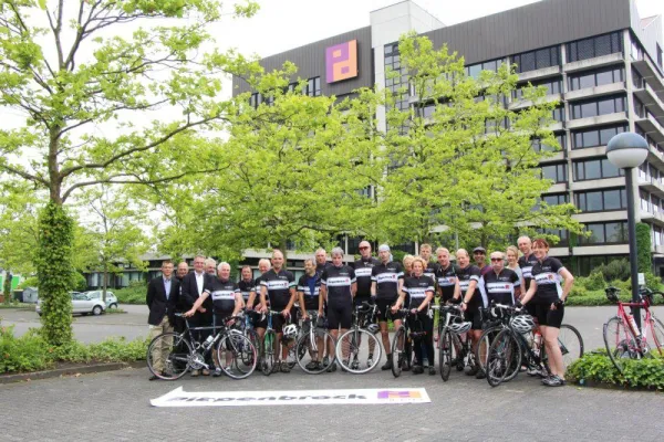 Sternfahrt als Warm-up für Spendentour – Piepenbrock unterstützt 'Handicap bewegt' als Trikotsponsor Bild: Sternfahrt als Warm-up für Spendentour – Piepenbrock unterstützt 'Handicap bewegt' als Trikotsponsor