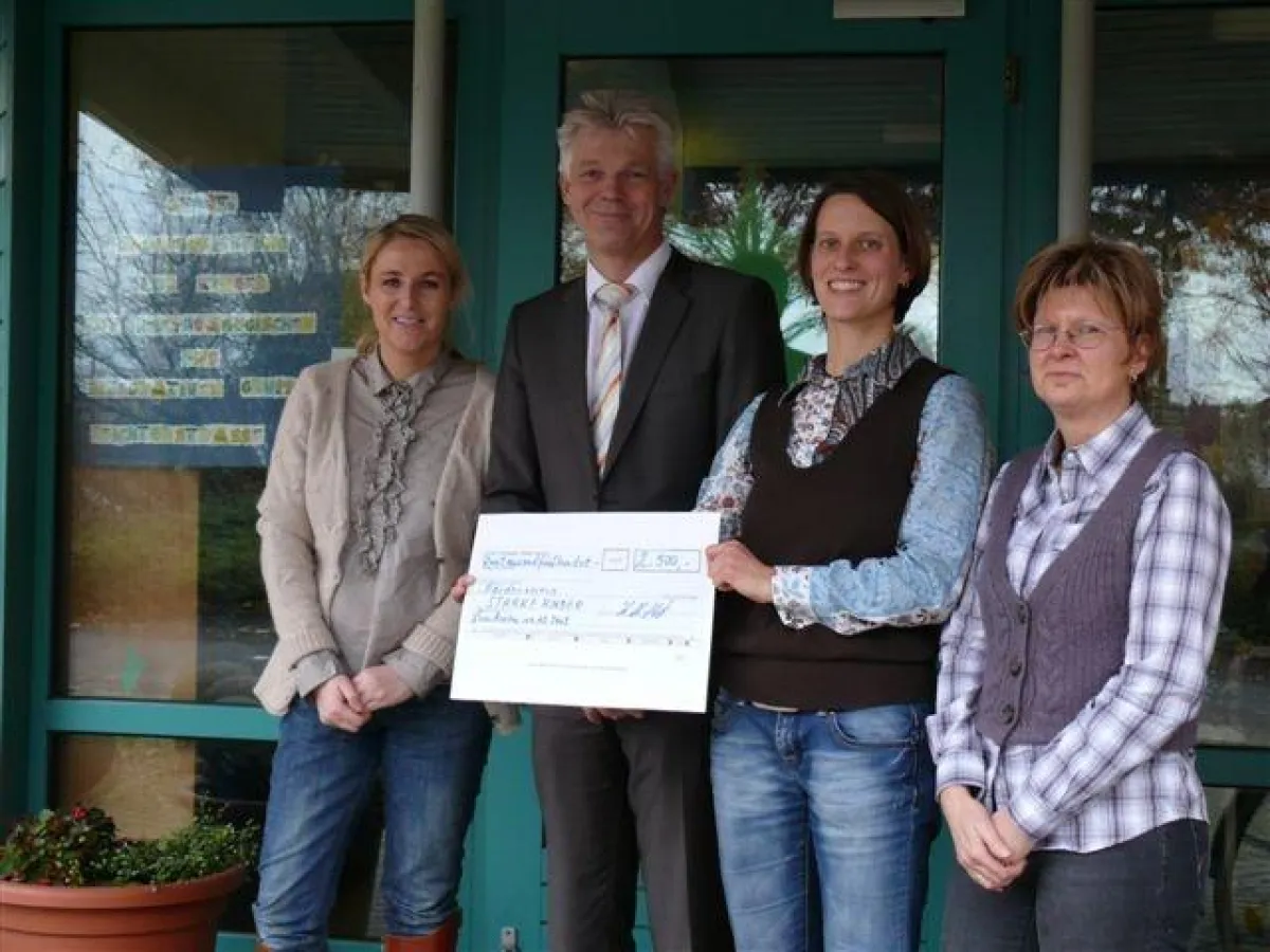 GIA - Geschäftsführer Karl-Heinz Horst übergab den Spendenscheck an das Team der KiTa Deichtorstraße.