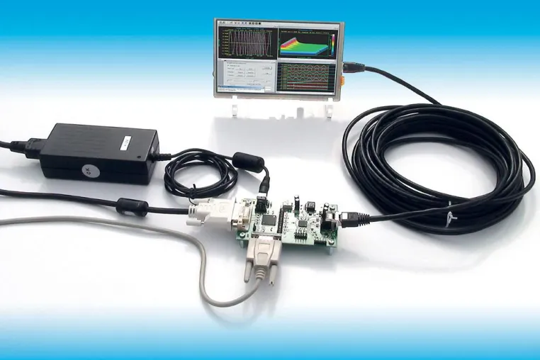Bild: Ein einziges Kabel übernimmt die Aufgabe der drei dicken Kabel für Display, Touchscreen und Power
