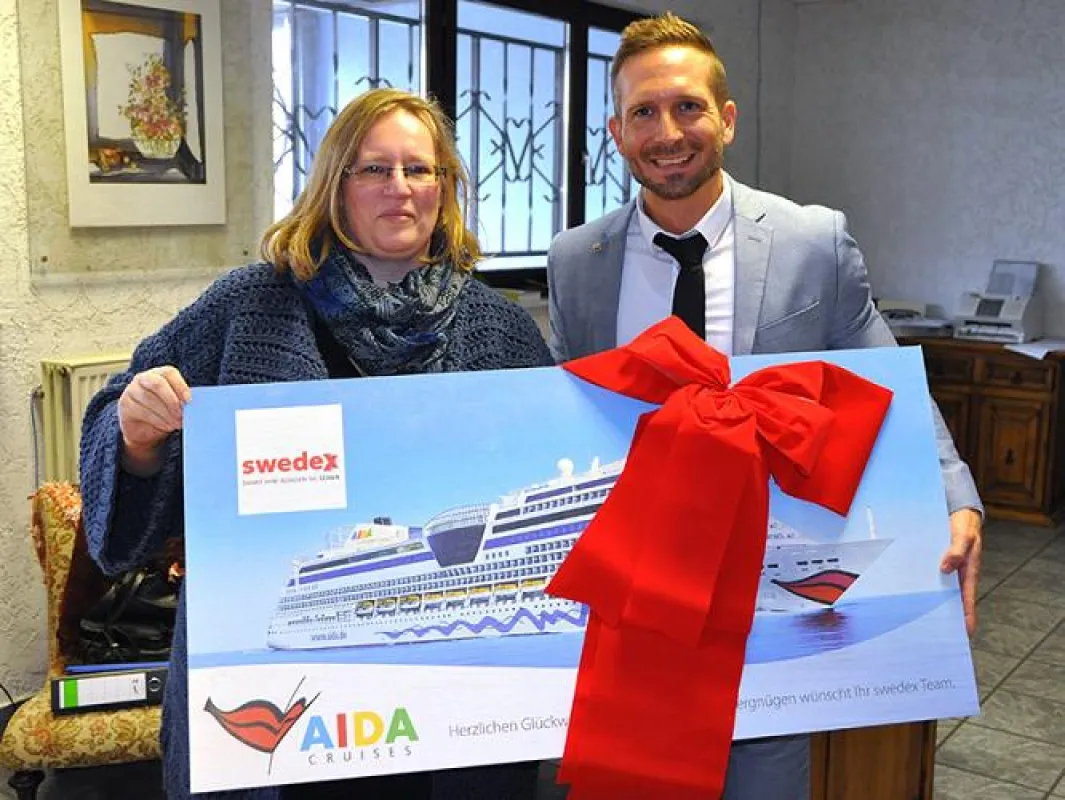 AIDA-Kreuzfahrt-Gewinnerin Martina Jakob-Scherner und swedex Personalleiter Dennis Suck