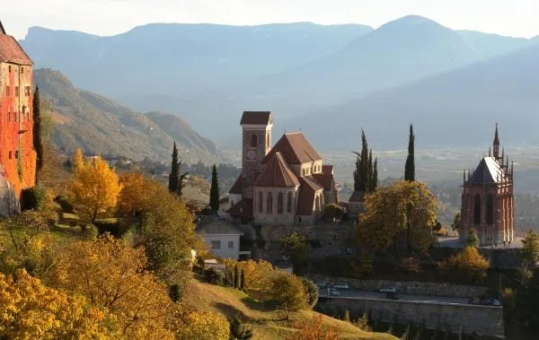 Bild: Herbst in Schenna – Südtiroler Farbenrausch mit Kultur und Köstlichkeiten