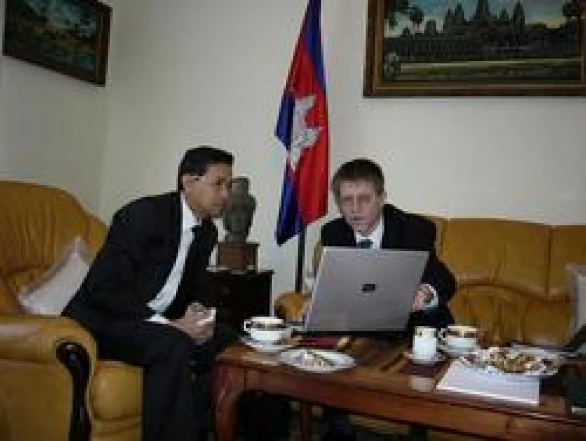 net-Com Vorstand Detlef Sander im Gespräch mit dem Kambodschanischen Botschafter Keo Puth Reasmey