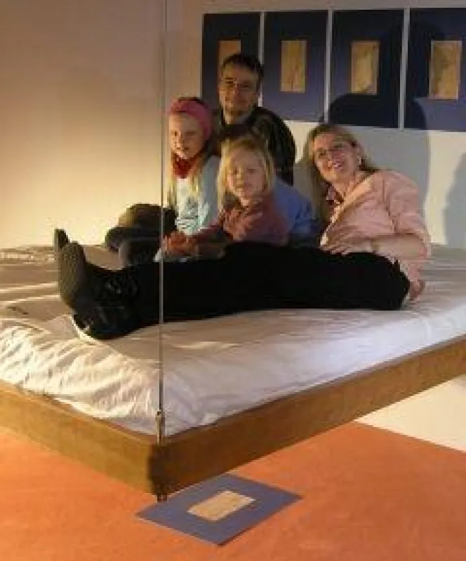 Eltern und Kinder in einem Schwebebett, zu sehen auf der Schlaf Gut! 2007 in München.