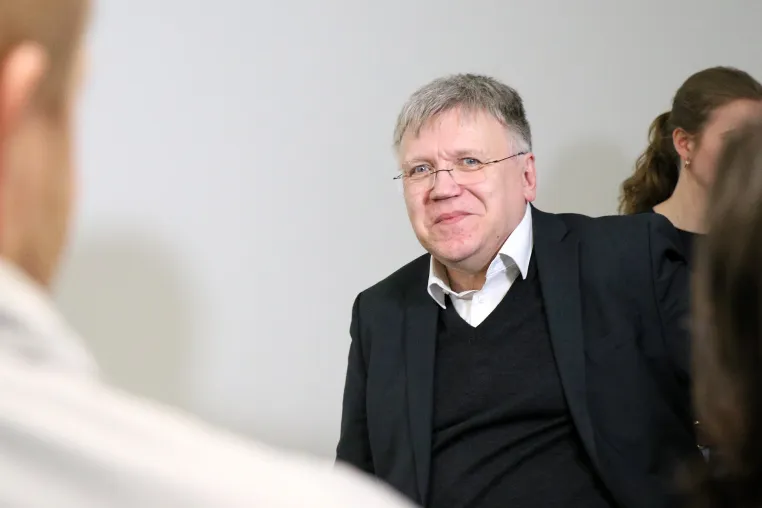 Wahlleiter, Professor, Optimist Bild: Wahlleiter, Professor, Optimist