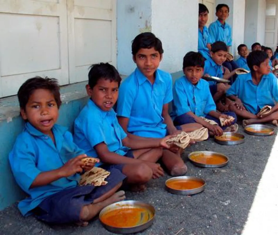 Schulkinder in Indien beim Essen
