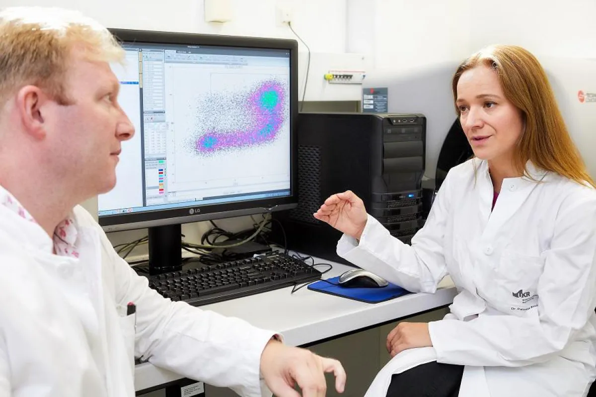 Dr. Hutchinson (l) und Dr. Riquelme im Labor des UKR. © UKR/ J. Beutler