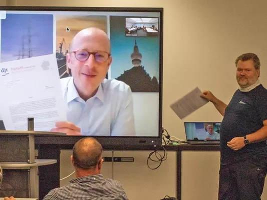 Zeugnisse via „Dematerialisierungsmaschine“ überreicht Bild: Zeugnisse via „Dematerialisierungsmaschine“ überreicht