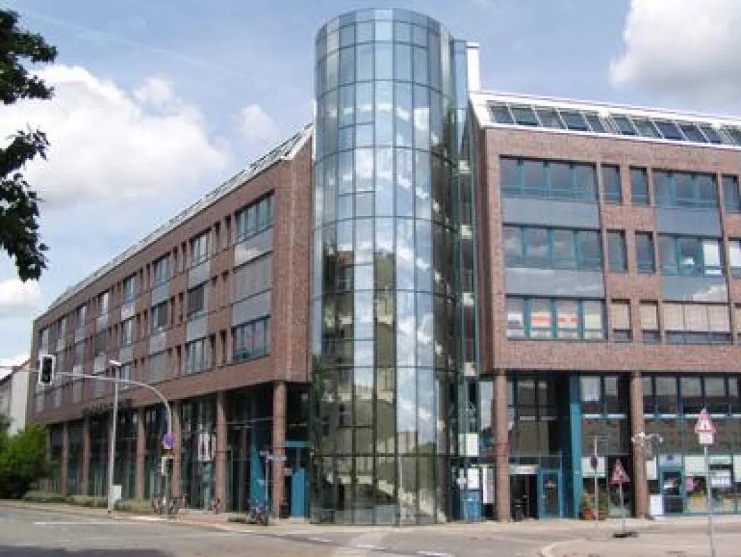 Das Mitte der 90er Jahre erbaute Büro-/Geschäftshaus 