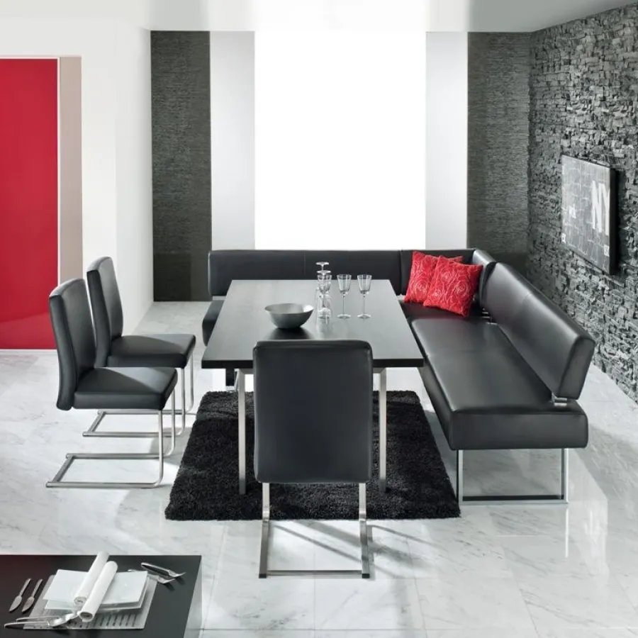 Ob Brunch, kleiner Snack oder ein dreigängiges Menü – mit dem Dinner-Sofa „Bellagio“ ist im Esszimmer genug Platz für echten Wohngenuss. Bild: tdx/Koinor