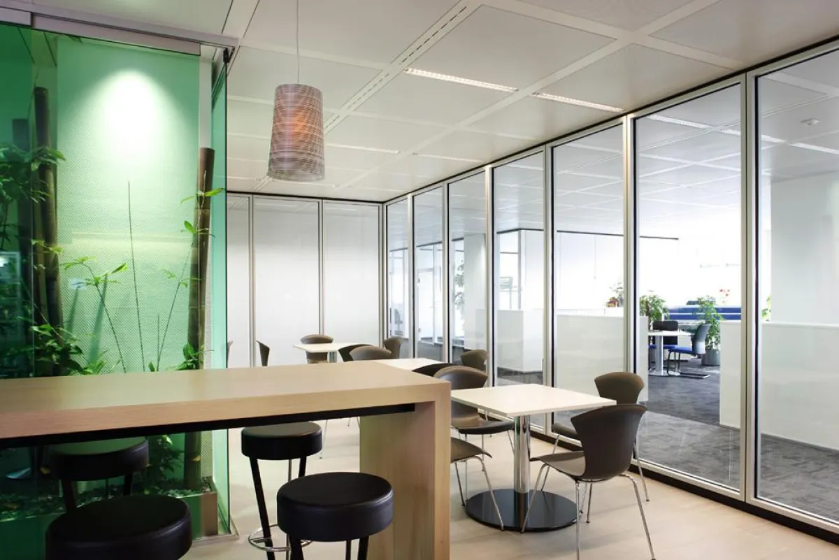 Freie Durchsicht und Brandschutz bietet das Glas-Trennwandsystem T46 von Goldbach Kirchner