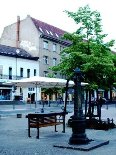 Bild: Berlin -Pankower Stadtrat weiht erste Standbank ein-Innovatives Stadtmöbel sorgt für Wiederbelebung von Plätzen