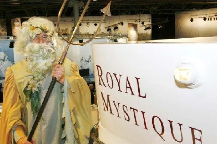 Bild: Luxushausboot von Le Boat auf der boot düsseldorf getauft