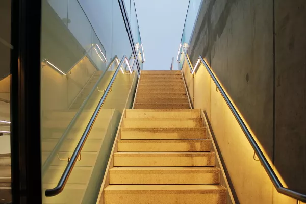 Bild: Mit diesem Licht-im-Handlauf System schützen sich Deutschlands Städte vor zunehmenden Vandalismus