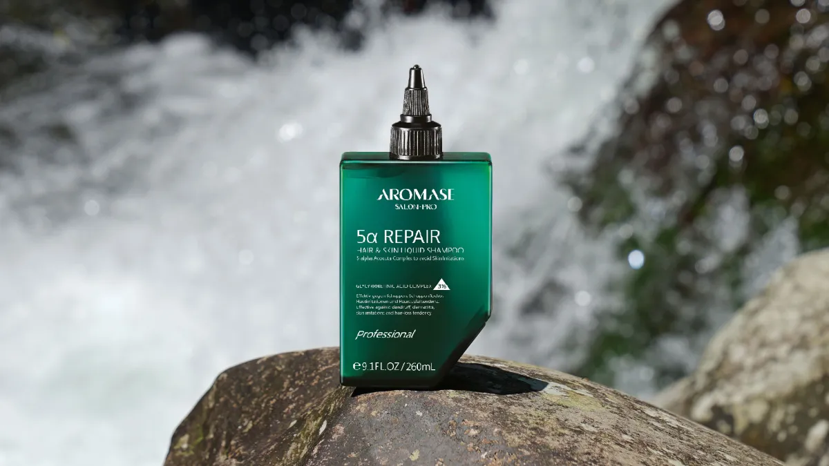 AROMASE Liquid Pre-Shampoo 5a Repair reinigt sanft die Kopfhaut. (© Aromase)