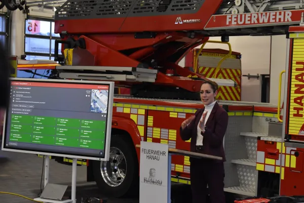 Bild: Mit dem Tablet gut vorbereitet zum Einsatzort - Mehr digitale Unterstützung für die Feuerwehr Hanau