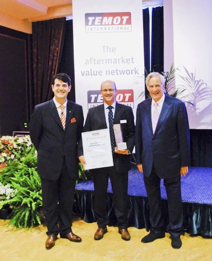 Alex Gelbcke, Vice President und General Manager, Aftermarket Europa (Mitte), empfängt die Auszeichnung aus den Händen von Frans van Heck, Chairman Temot International Supervisory Board und Fotios Kat