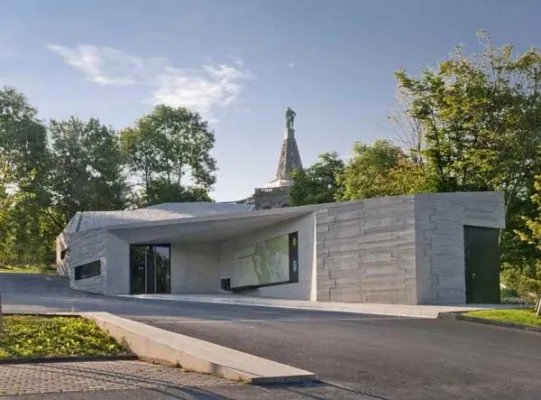 Bild: Bergpark Wilhelmshöhe: Neues Besucherzentrum begeistert Gäste - Führungen starten