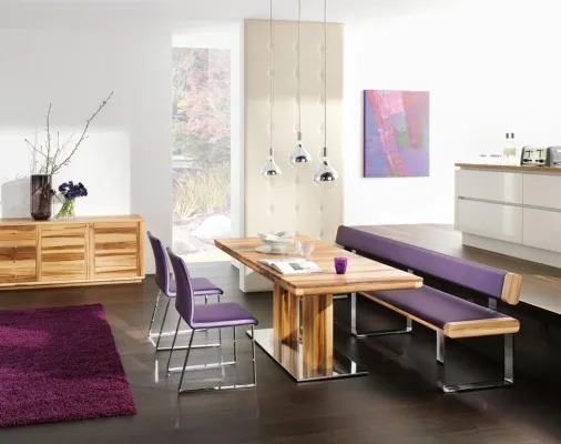 Trendfarbe Violett setzt Massivholzmöbel perfekt in Szene Bild: Trendfarbe Violett setzt Massivholzmöbel perfekt in Szene
