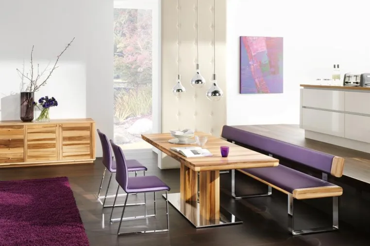 Bild: Trendfarbe Violett setzt Massivholzmöbel perfekt in Szene