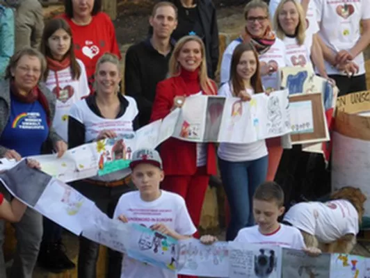 Bild: Kinder gestalten längsten Protestbrief der Welt gegen Hundmord in Europa