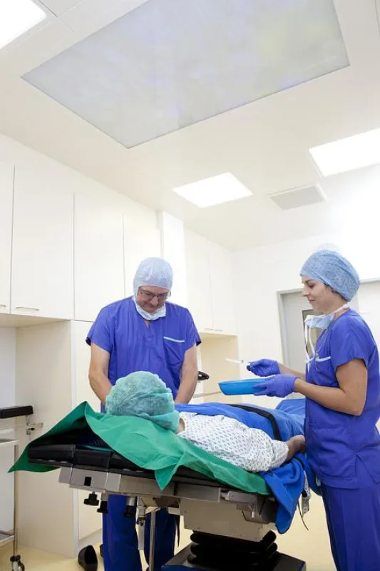 plastische Chirurgie Frankfurt bei der Arbeit