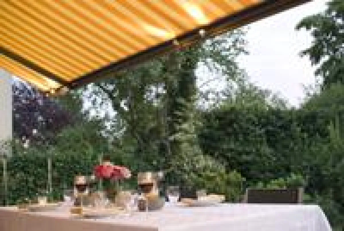 Die neue Spotbeleuchtung der markilux 6000 setzt stimmungsvolle Lichtakzente auf der Terrasse.