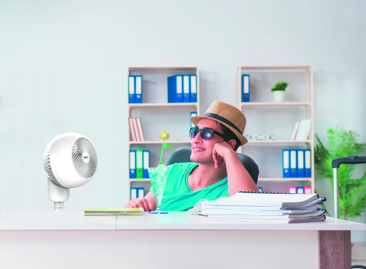 Der Tisch-/Stand-Ventilator IDEAL FAN 1 hilft dabei, ganz relaxt durch heiße Sommertage zu kommen. (© Krug + Priester)