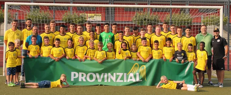 Jugendteams des GSV Moers erhielten neue Trikotsätze Bild: Jugendteams des GSV Moers erhielten neue Trikotsätze