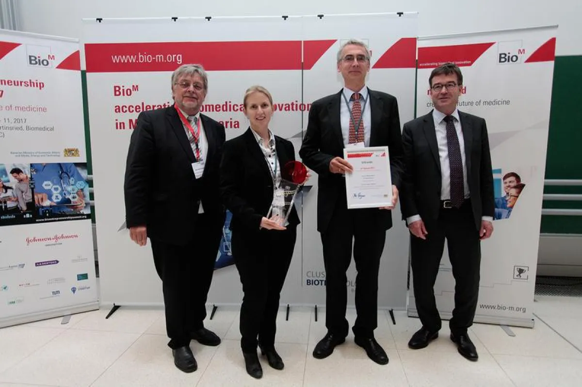 Prof. Horst Domdey (BioM), Dr. Kerstin Renner, Prof. Dr. Matthias Mack und Dr. Bernhard Schwab (Amtschef StMWi, v.ln.r.) (BioM)