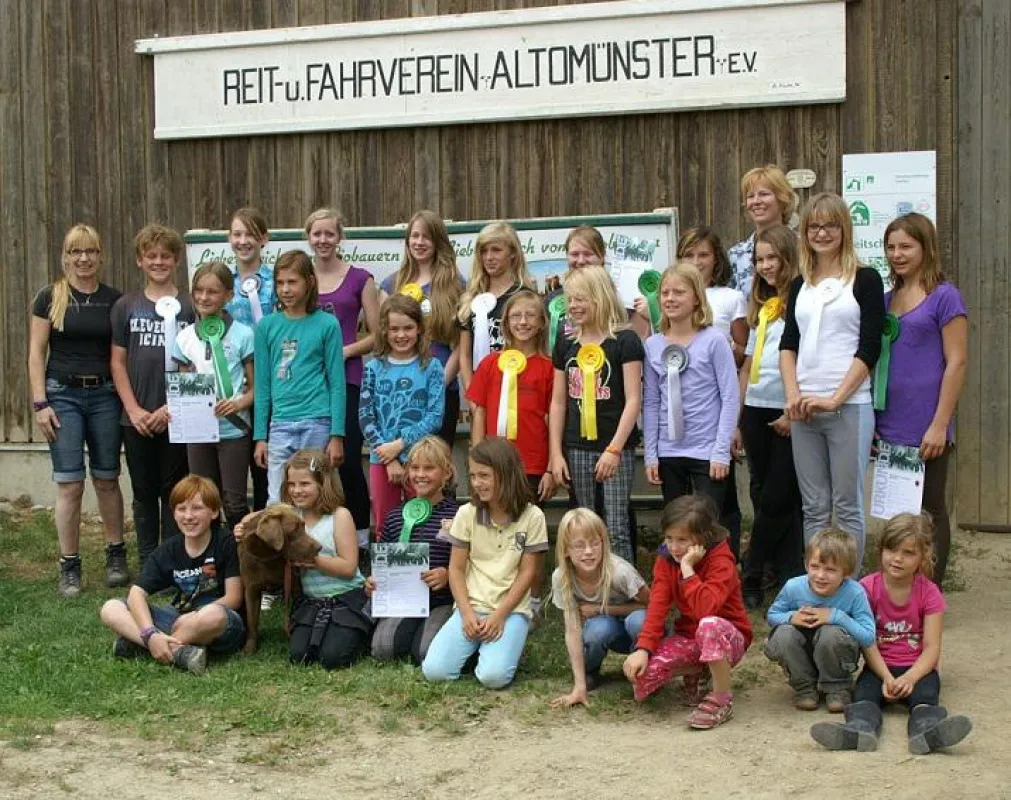Freizeitwart Ute Siegert & Jugendwart Astrid Rötzer mit den Teilnehmern des diesjährigen Zeltlagers.