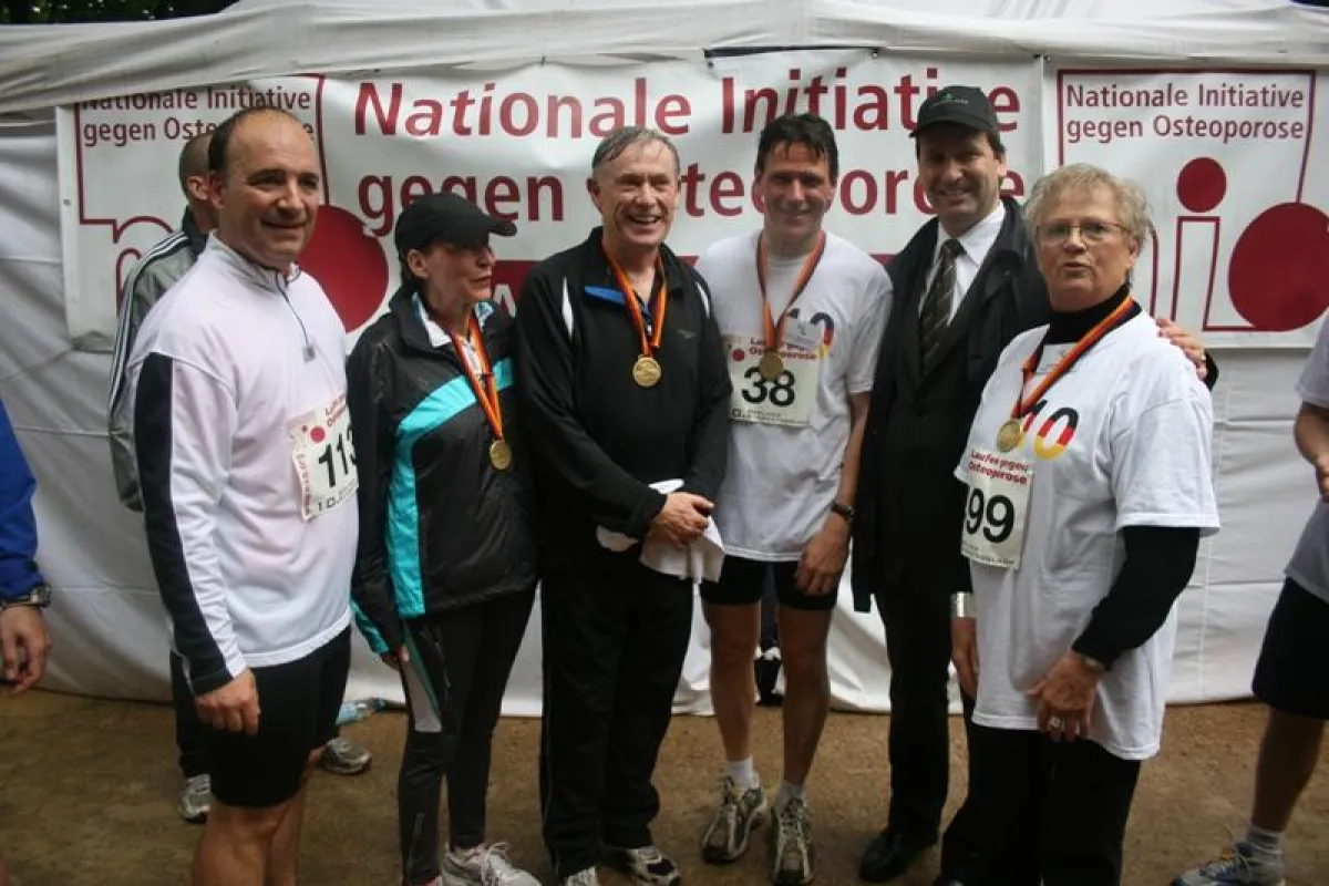 Bundespräsident Horst Köhler und seine Ehefrau nach dem Lauf gegen Osteoporose mit den Vertretern der Nationalen Initiative gegen Osteoporose: Prof. Dr. med. A. Kurth und Prof. Dr.  G. Duda  (DVO), Dr