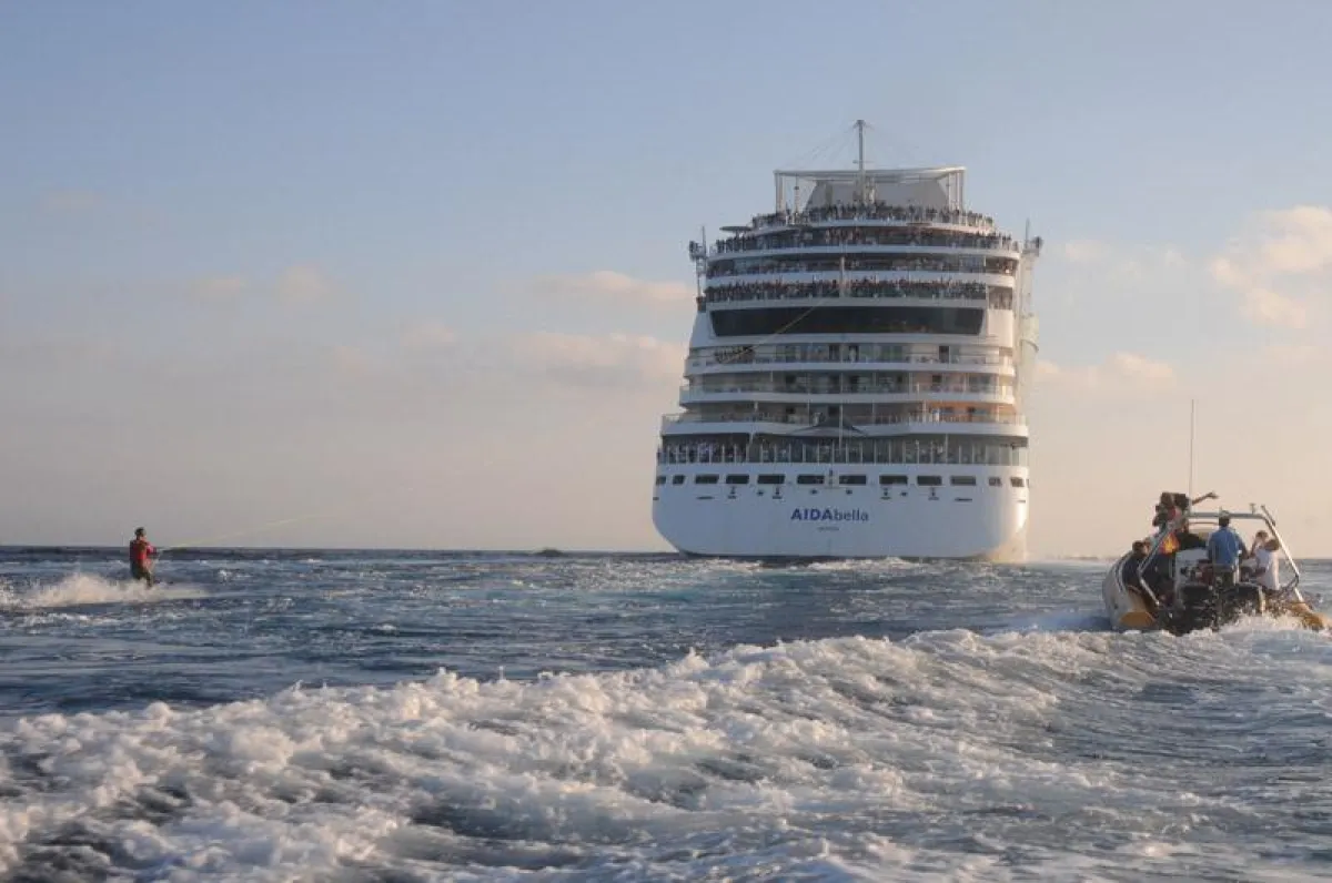 Kreuzfahrtschiff zieht Wasserskifahrer durchs Mittelmeer