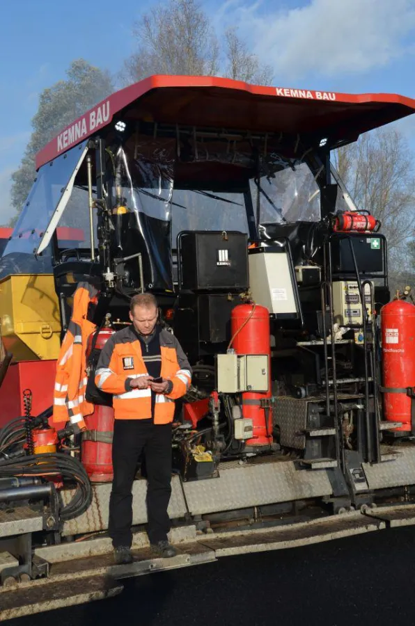 Schachtmeister Maik Rubbert erfasst die Arbeitszeiten seiner 15 KEMNA-Mitarbeiter mobil über Smartph