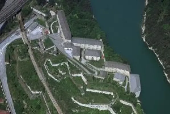 Junge Kunst in alten Gemäuern Bild: Junge Kunst in alten Gemäuern