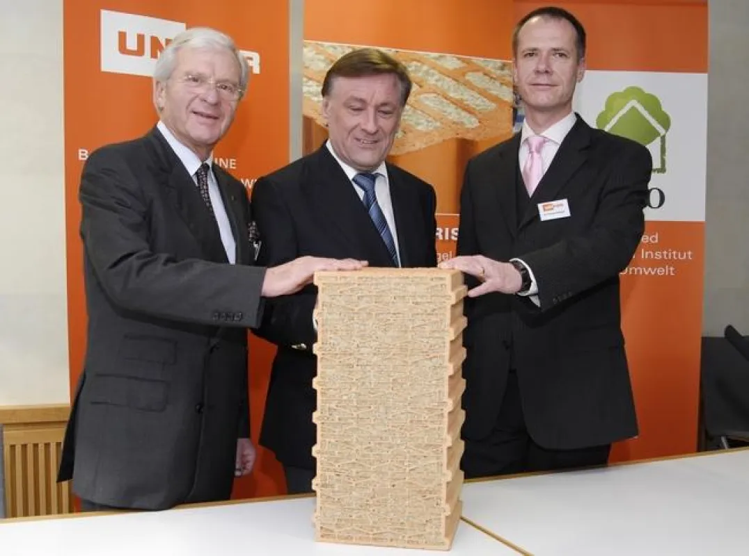 Fordern staatliche Impulse zur Wiederbelebung des Wohnungsbaus in Deutschland: Vorstandsvorsitzender Kastulus Bader (li.), Stellvertreter Kunibert Gerij (mi.) und Geschäftsführer Dr. Thomas Fehlhaber 