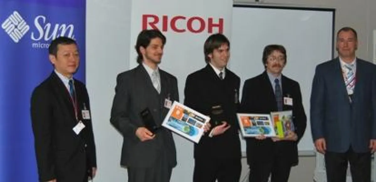 Das Gewinnerteam des Ricoh & Java™ Developer Challenge von der Universität Pannonia aus Ungarn mit den Juroren von Ricoh und Sun.