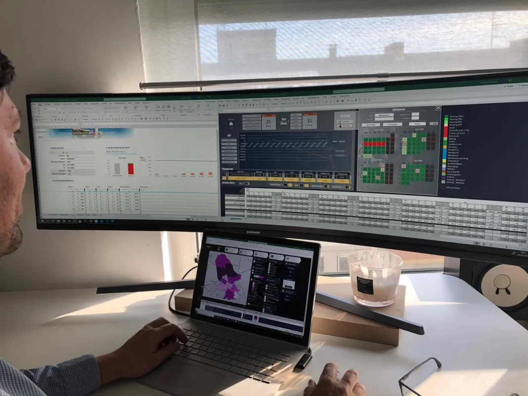 CEO Carsten Tschirner vor seinen Tool-Dashboards